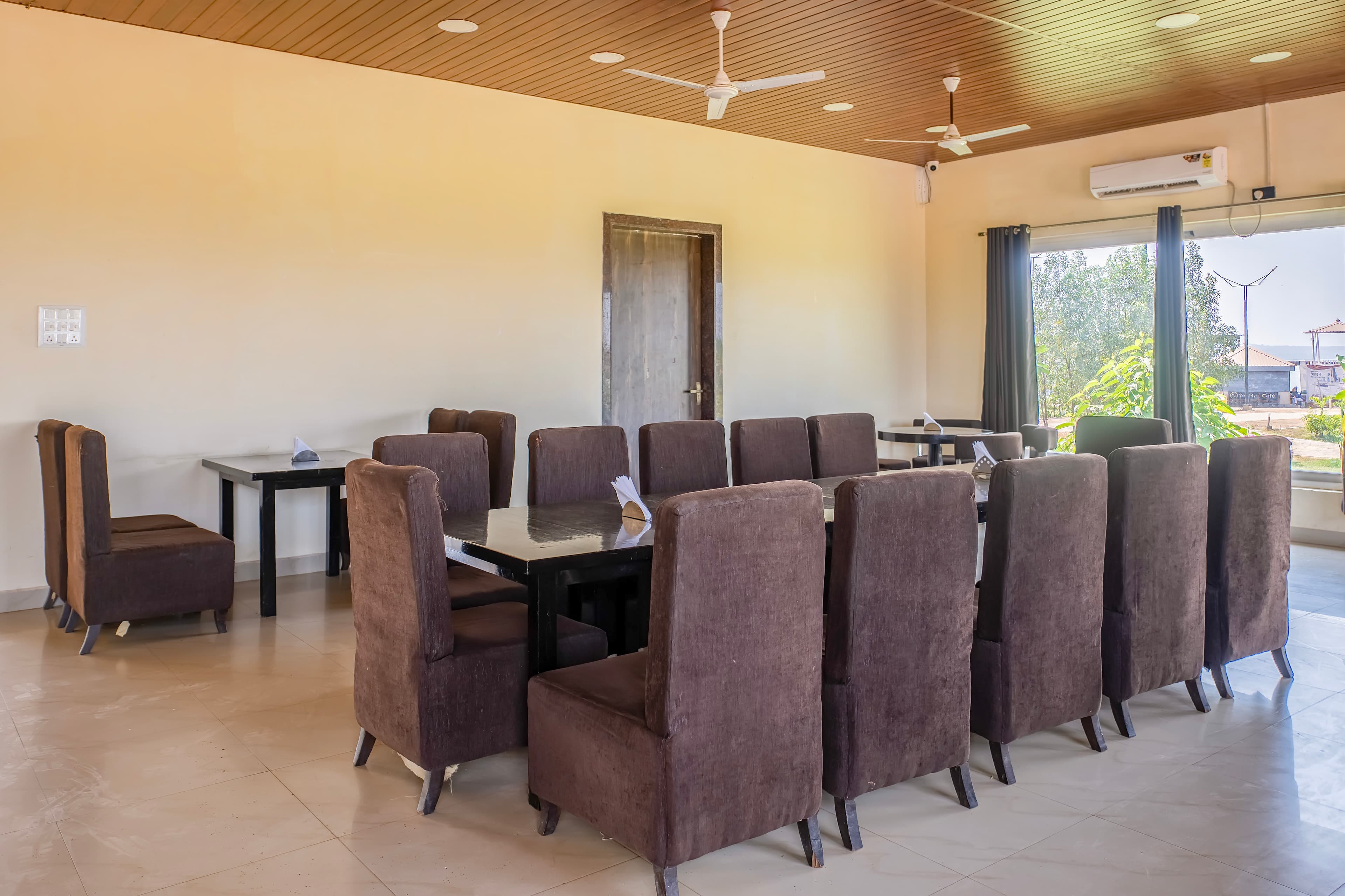 Lakeside Dining at Empyrean Lake Resort